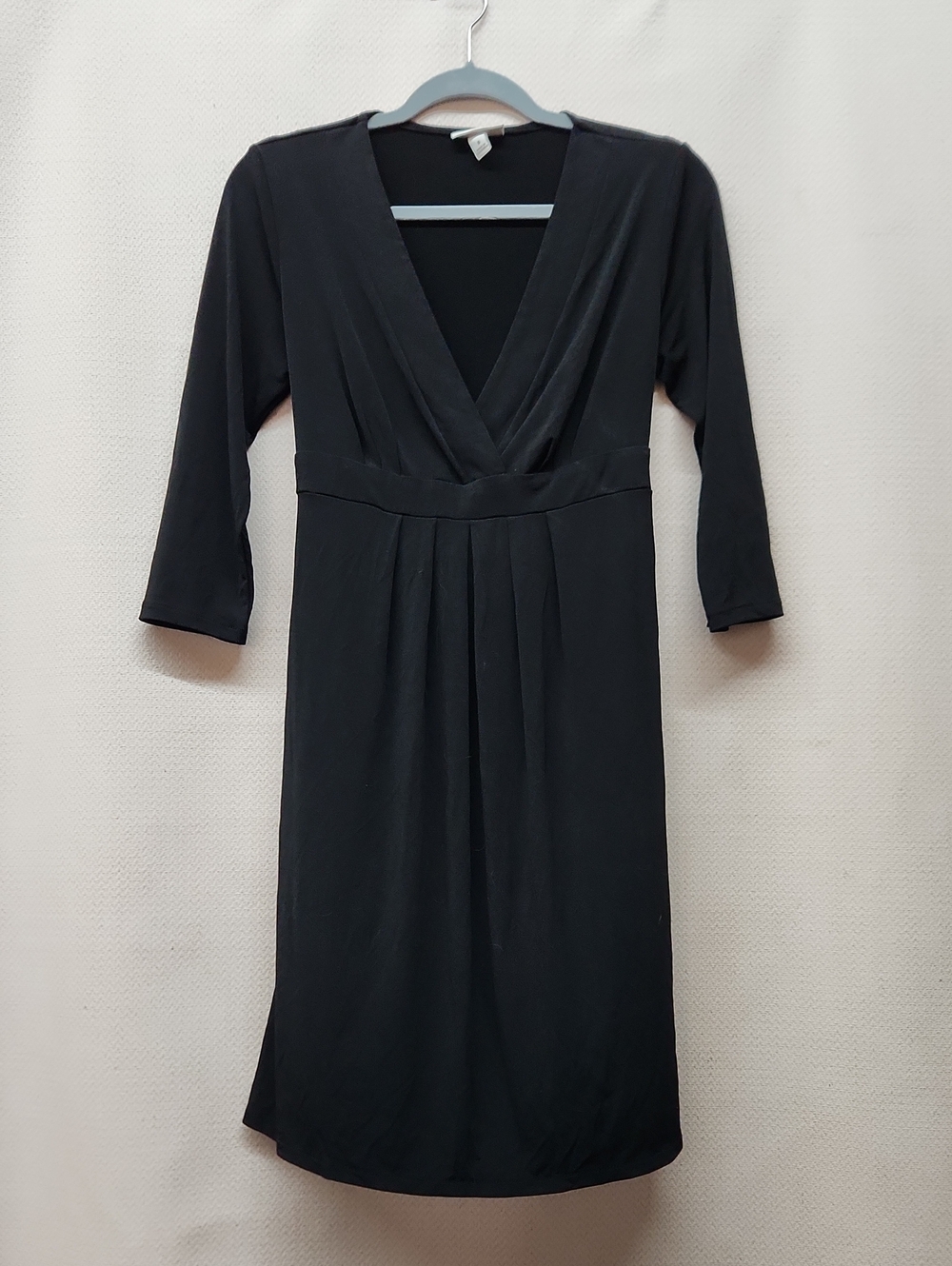 Liz Lange Black V-Neck Midi Dress with Three-Quarter Sleeves